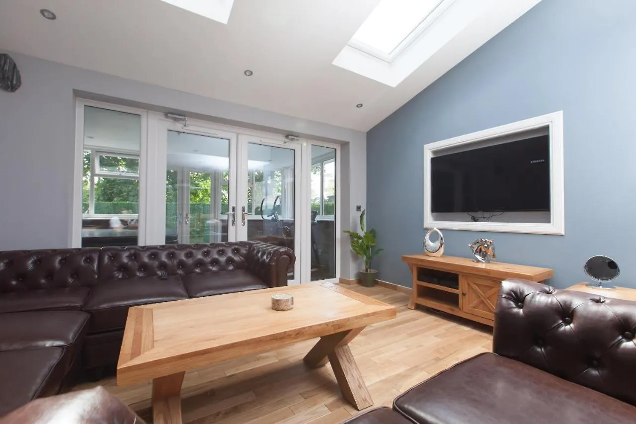 Luxury Arthur Seat Viewtownhouse With A Hot Tub Edinburgh 0*,  United Kingdom