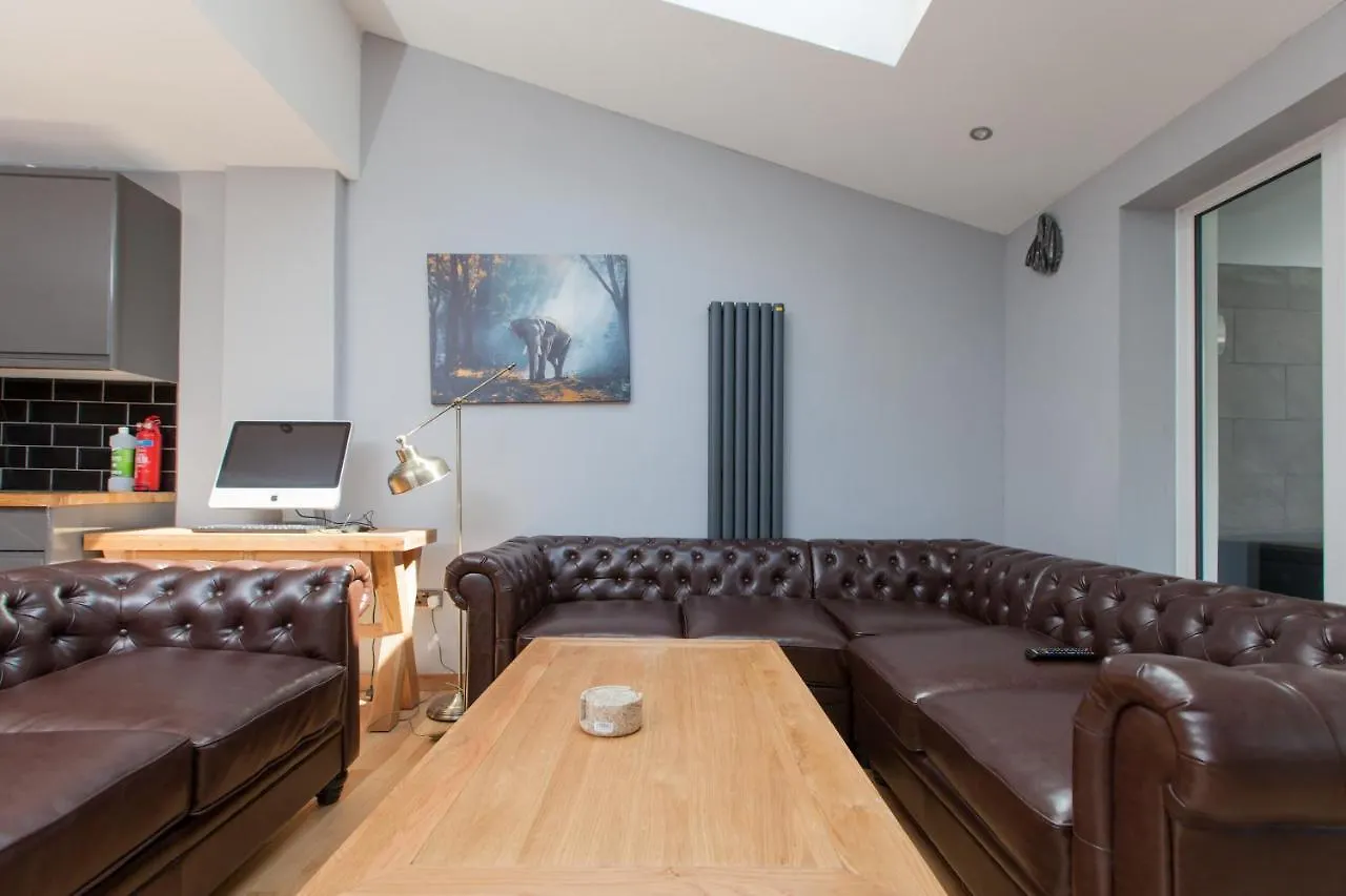 Luxury Arthur Seat Viewtownhouse With A Hot Tub Edinburgh Holiday home